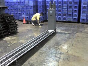 地板受侵蚀并滑溜,造成安全危险 地板受侵蚀并滑溜,造成安全危险