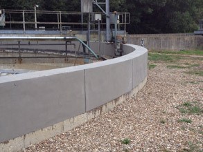 用贝尔佐纳 (Belzona) 4000 系列产品修复整个罐壁。用贝尔佐纳 (Belzona) 2000 系列产品形成伸缩缝 用贝尔佐纳 (Belzona) 4000 系列产品修复整个罐壁。用贝尔佐纳 (Belzona) 2000 系列产品形成伸缩缝