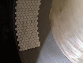 将铝土砖粘接到处理过的表面 将铝土砖粘接到处理过的表面